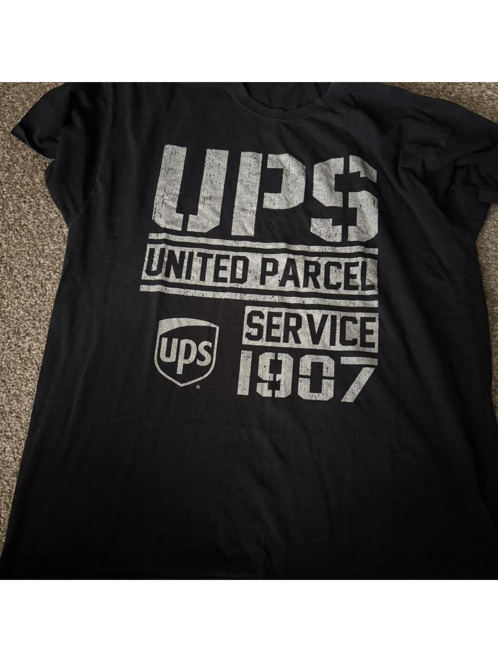 black & grey UPS t-shirt #UPS #logistics